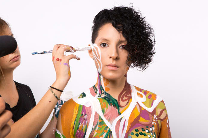 Raíz/Es: La sesión de fotos. Cuerpo Pintado por Caro Paz.