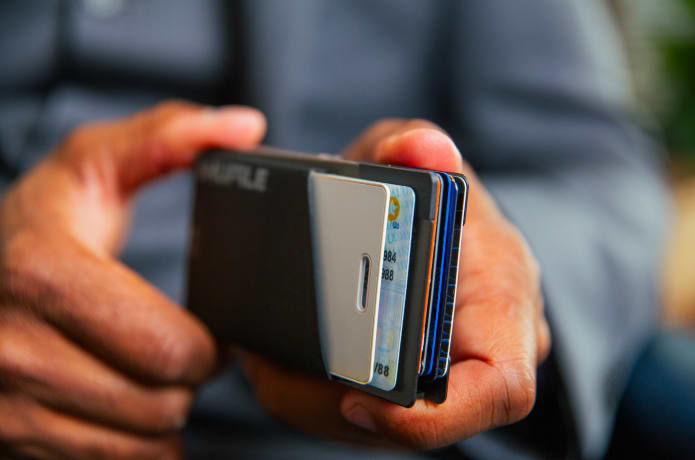 Best Minimalist Auskang Smart Track Wallet With Built-in Apple Find My.