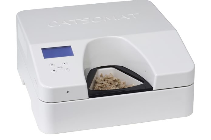 Refrigerated wet cat food dispenser outlet