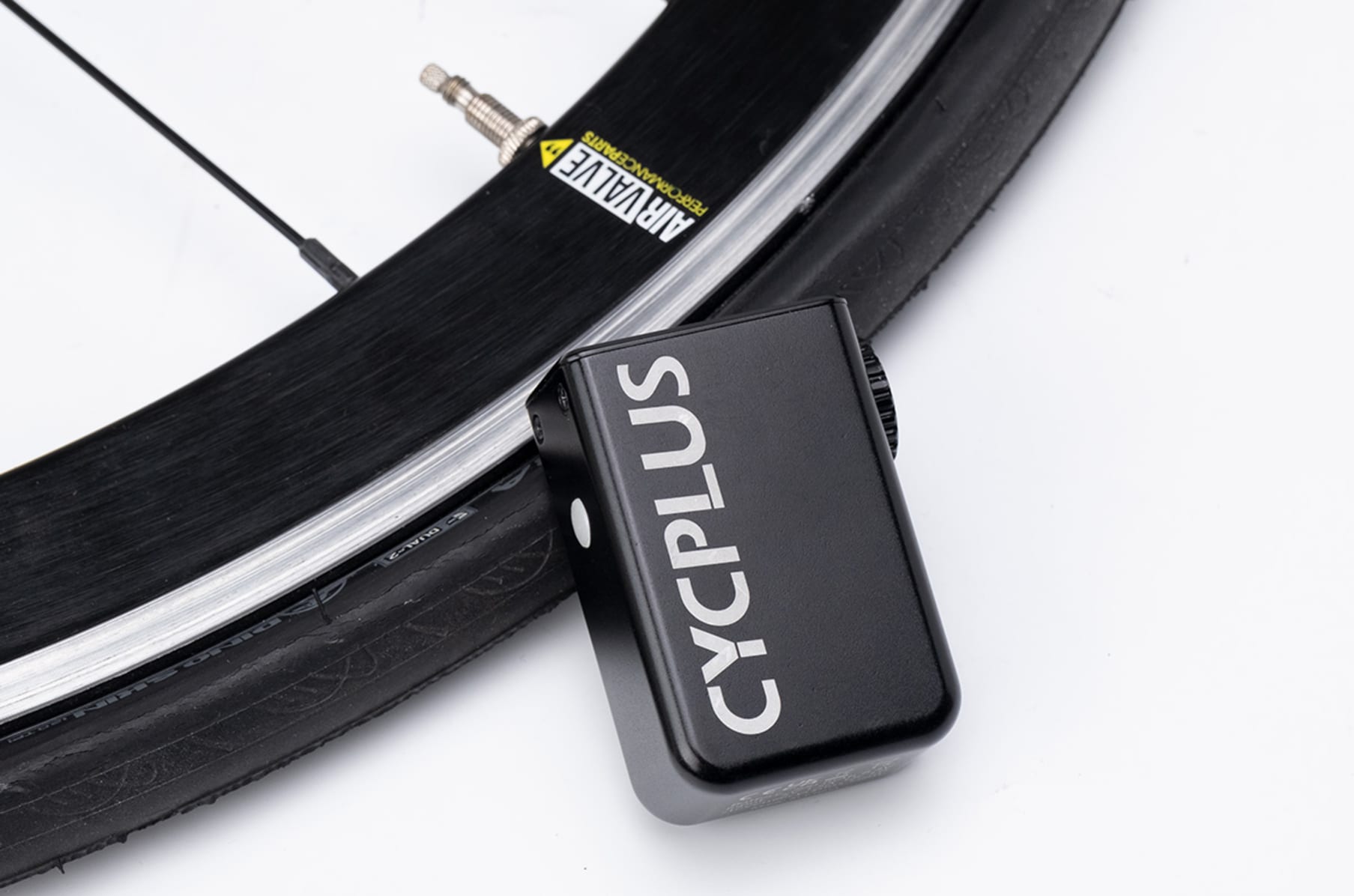 Cycplus presenta la minipompa elettrica Cube - Tech Cycling