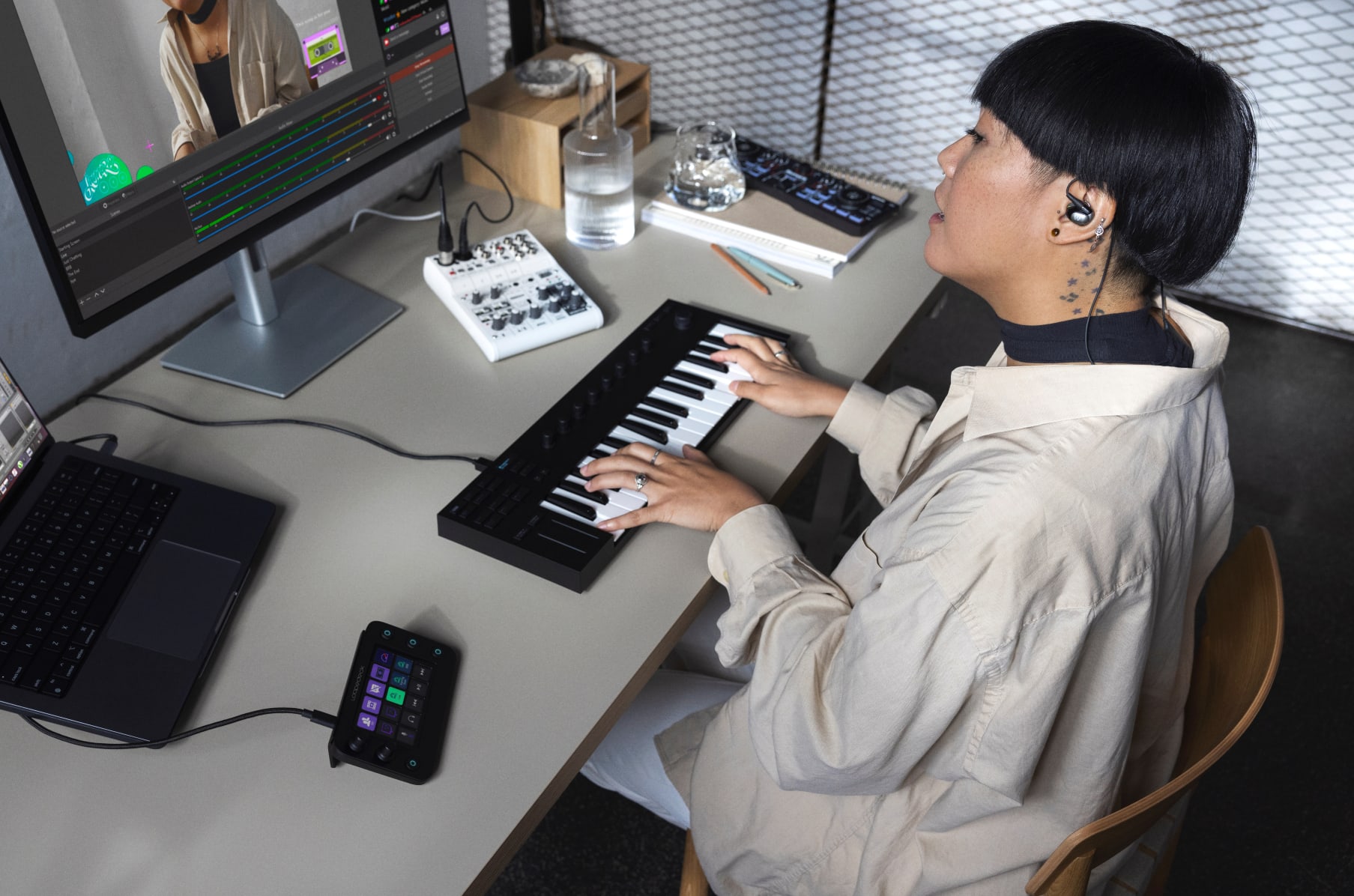 Loupedeck Live S - The Streaming Console for Desktop Productivity, Full  Stream Control and Content Creation with Customizable LED Touchscreen  Buttons