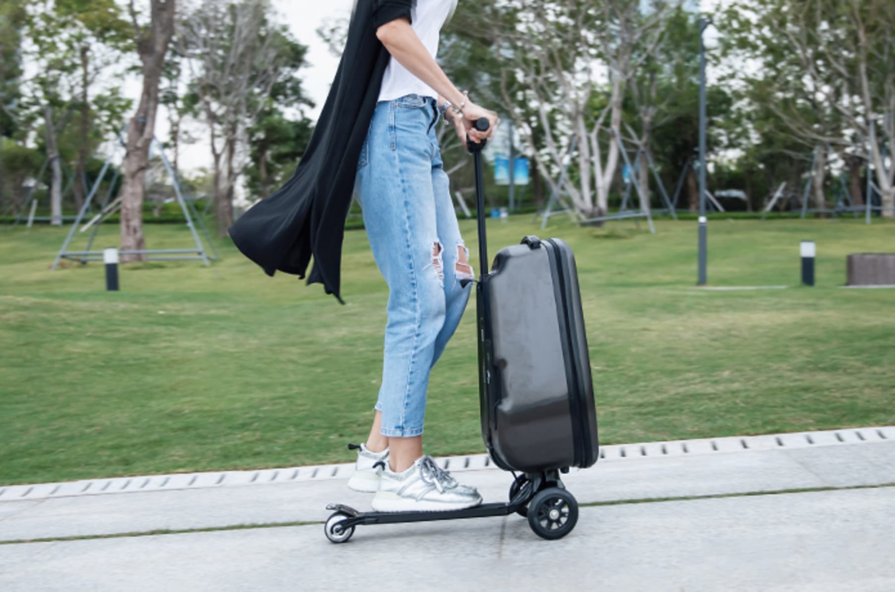 Suitcase that turns clearance into a scooter