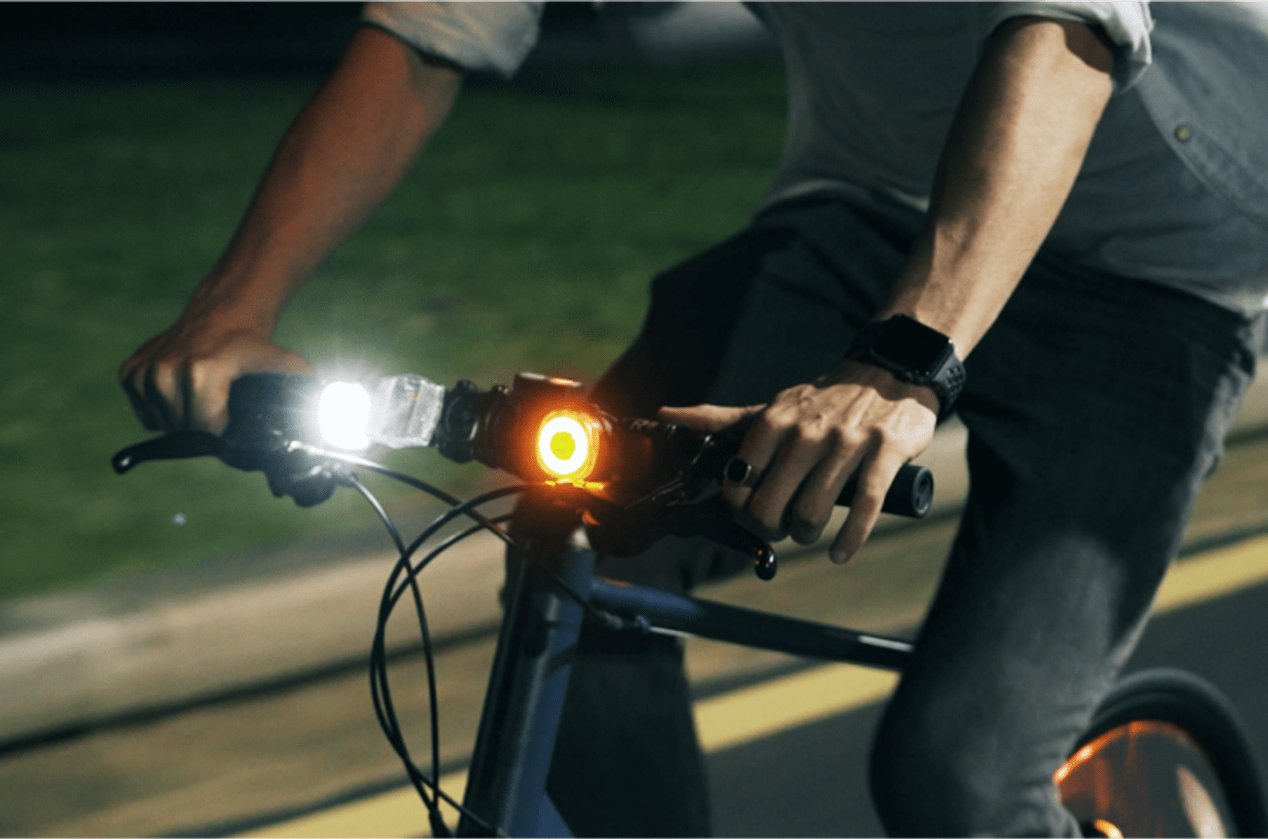 2-in-1 Bicycle Tail Light with Turn Signals and Dash Camera 1080P